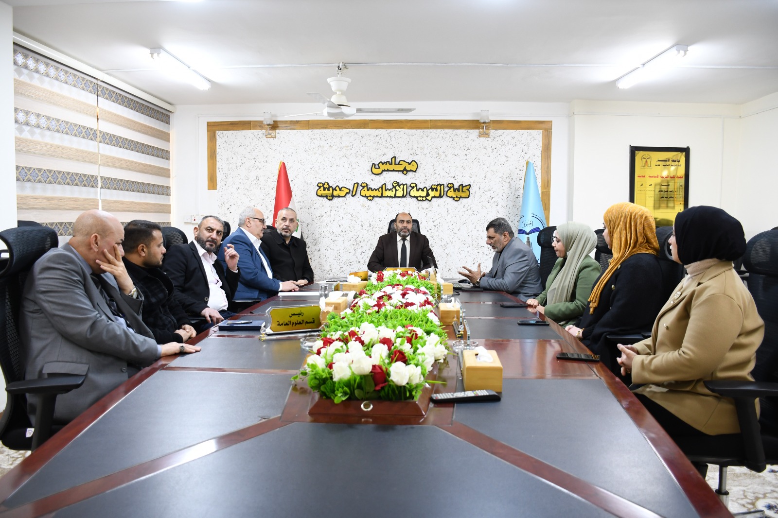 السيد عميد الكلية الأستاذ الدكتور مظهر عبد علي المحترم يترأس اجتماعًا موسعًا لمناقشة متطلبات الاعتماد المؤسسي